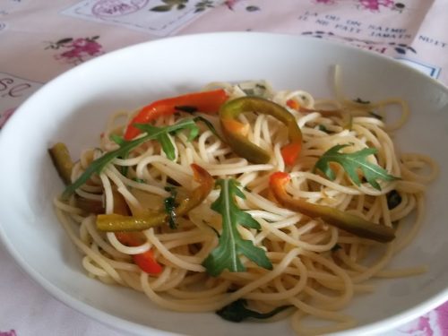 Spaghetti con peperoni e rucola