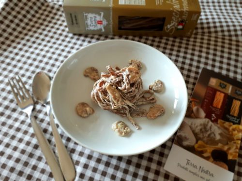 Fettuccine al cacao con funghi champignon e panna